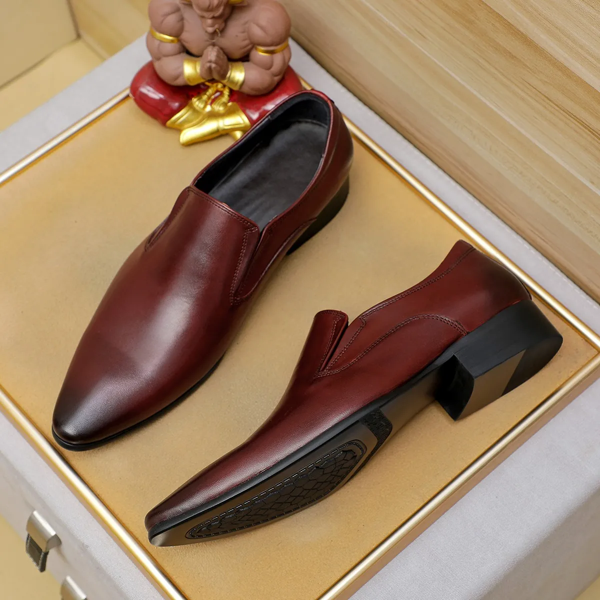 Men's shoes 💰540 💰 Louis Vuitton LV ® Autumn and Winter 🆕 models 🔛Full shoe counter First layer cowhide, 🐂Leather lined casual shoes for men, super soft outsole, essential for driving. Counter synchronization Original first layer cowhide Completely 1:1 mold customization 🌹Top version, 3 colors available! Number: 38-45 (37.46. Customized)